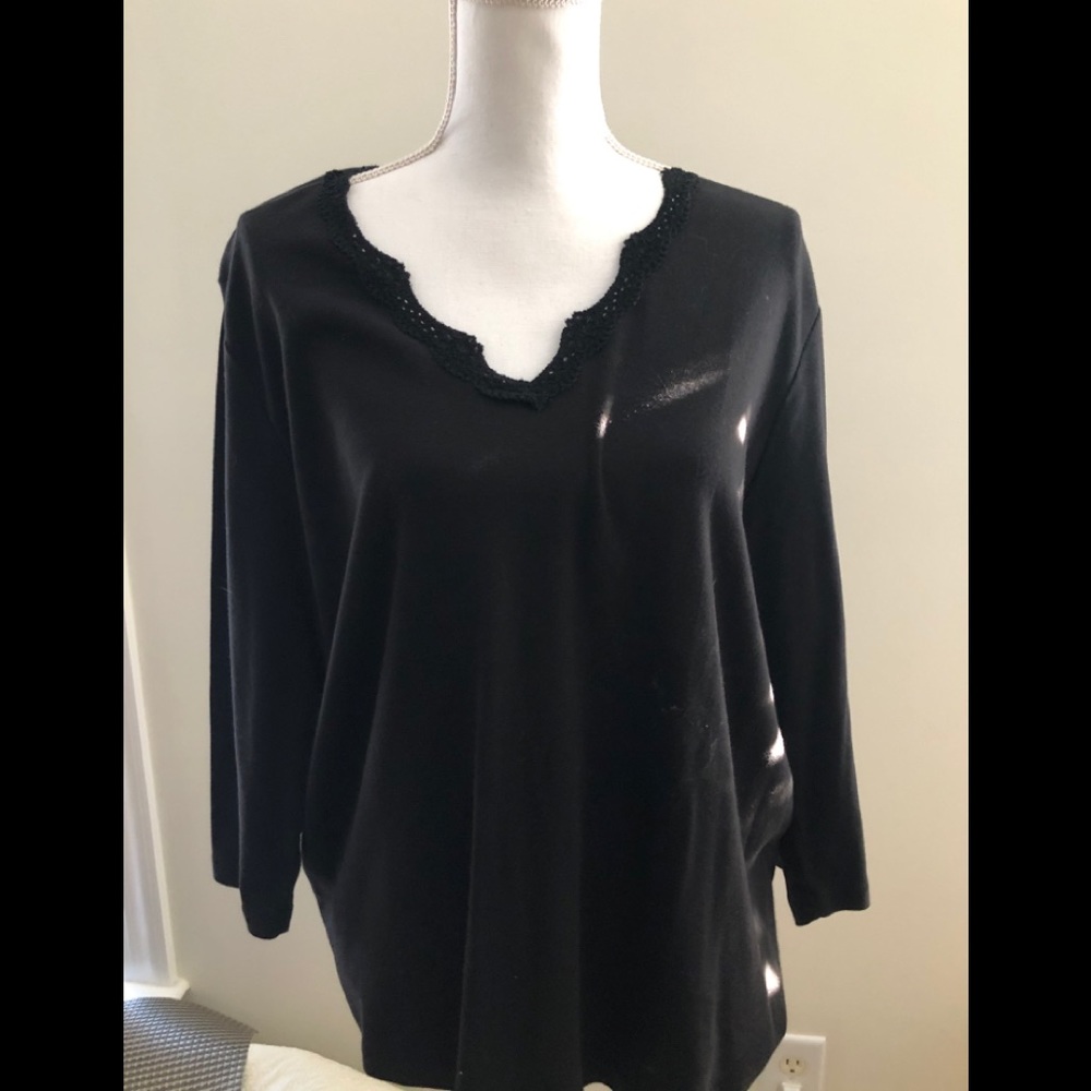 Women’s size 2X NY York woman lacy neckline